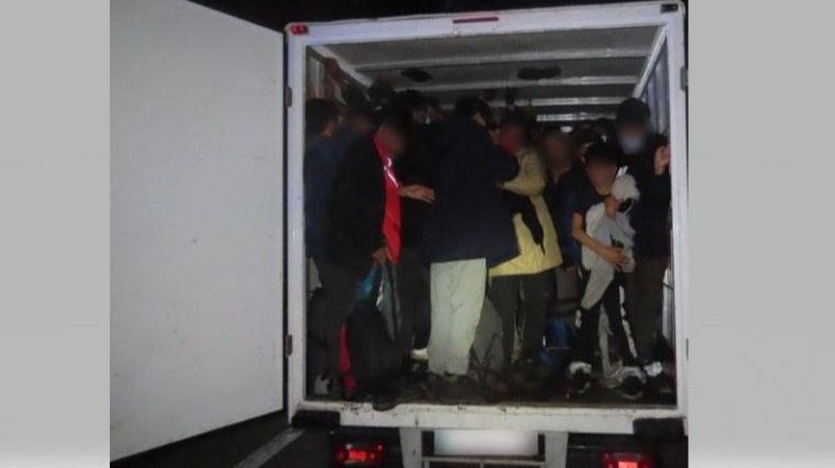 Migrantes hacinados en un camión