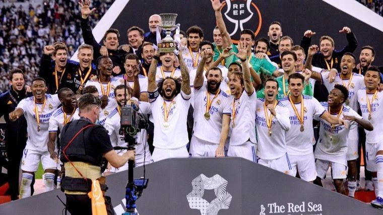 El Real Madrid tiñe de blanco una inolvidable Supercopa (0-2)