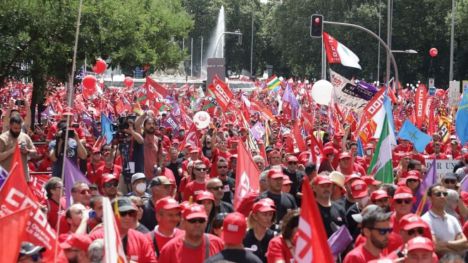Miles de personas recorren Madrid para exigir un pacto por la Industria: 'El país no puede esperar'