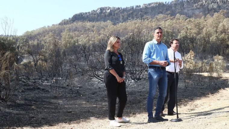 Sánchez visita las zonas afectadas por los incendios en Extremadura