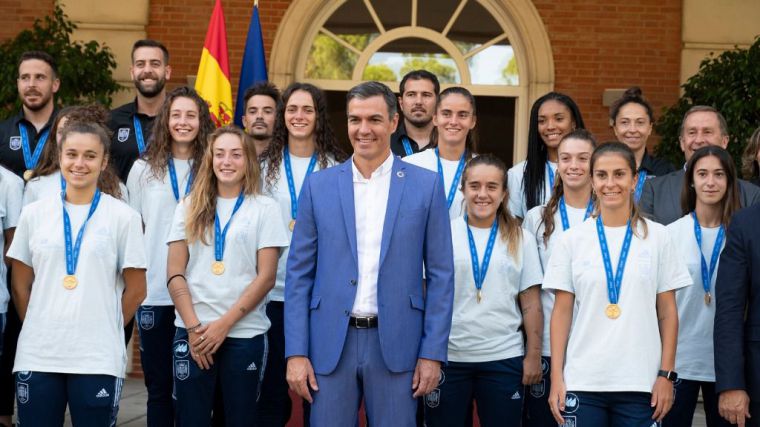 Pedro Sánchez recibe a la Selección Femenina Española de Fútbol, campeona del Mundial Sub-20