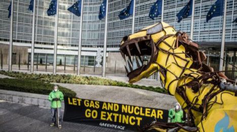 Taxonomía: Greenpeace emprende acciones legales contra el 'greenwashing' del gas y la energía nuclear de la Unión Europea