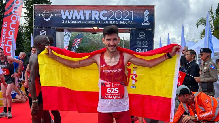 Alejandro García y el equipo masculino, bronces en Uphill