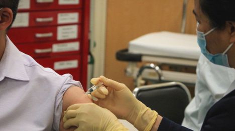 Un hombre es vacunado contra el COVID-19 en la ciudad china de Macau