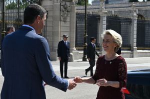 Sánchez recibe al Colegio de Comisarios en la Galería de las Colecciones Reales