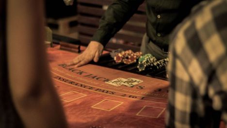 El fascinante mundo del blackjack, desde sus orígenes hasta el mundo virtual