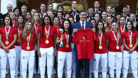 Sánchez recibe a la selección femenina de fútbol en La Moncloa
