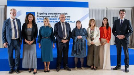 Díaz firma la Declaración de Barcelona, la primera consensuada con agentes sociales europeos y la Comisión Europea desde 2016