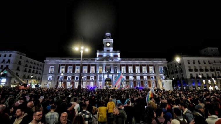 Miles de personas protestan contra Ayuso por recortar derechos LGTBI en Madrid