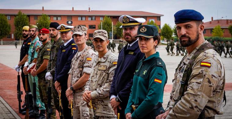 Robles: 'La Guardia Civil y las Fuerzas Armadas resuelven los problemas de los ciudadanos'