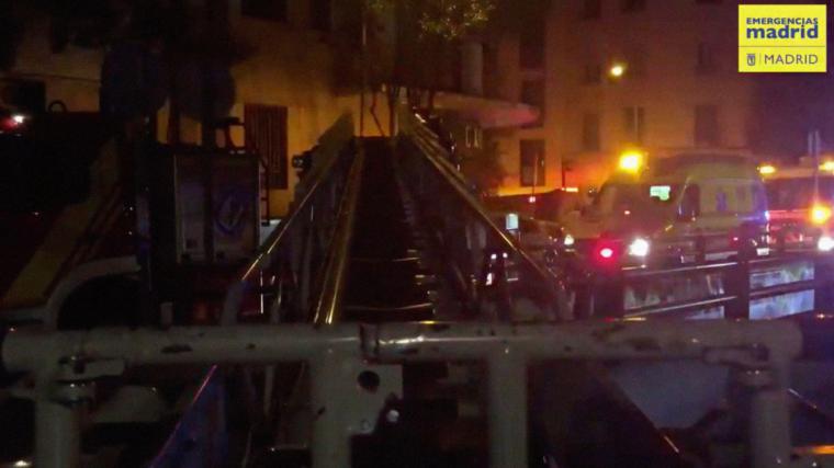 Cuatro policías salvan la vida de un joven en un incendio en Madrid