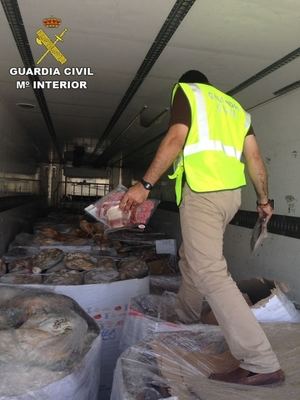 La Guardia Civil interviene 10.700 jamones y embutidos ibéricos congelados en mal estado