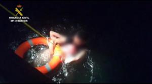 La Guardia Civil rescata a un hombre que se estaba ahogando en el puerto de Barcelona