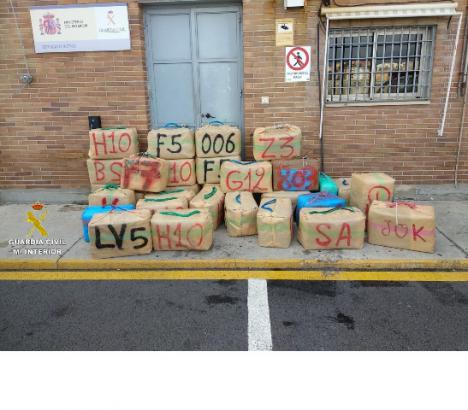 Intervenidos 2.407 kilos de hachís tras impedir su alijo en Punta Carnero (Algeciras)