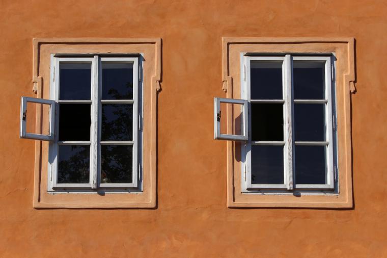 Tira por la ventana a la hija de unos amigos y se quita la vida