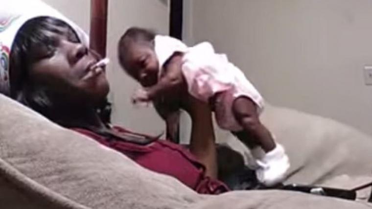 Una mujer es arrestada por maltratar a su bebé y subirlo en video a Facebook