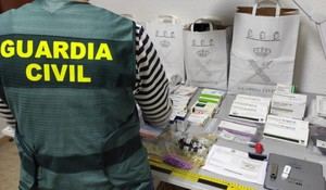 Desmantelan red que vendía medicamentos ilegales en internet y arrestan a 22 personas