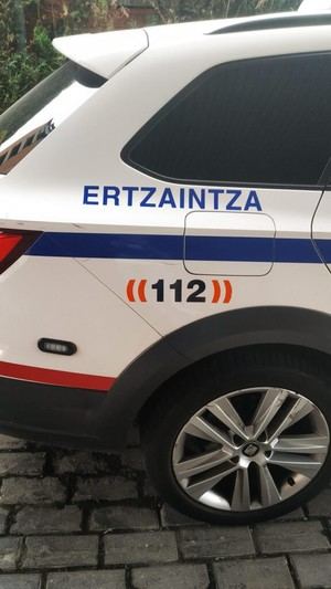 Detenido un joven por apuñalar a otro en Sondika