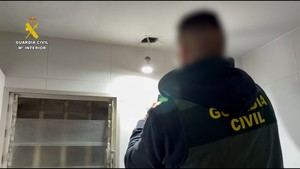 Detenido dueño de bar por espiar a clientes con cámaras en los baños