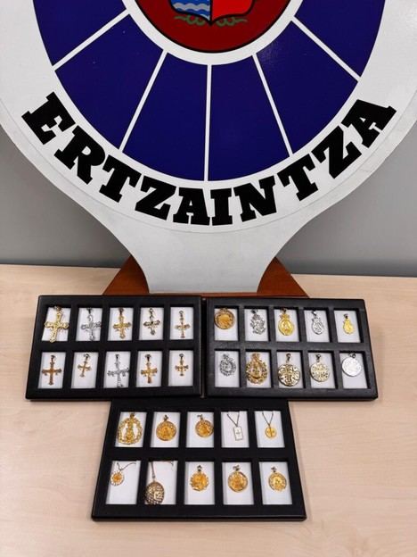 Detenido en Donostia por intentar vender joyas robadas con documentación falsa