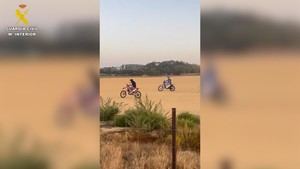 Menor arrestado y adulto investigado por agredir a guardias civiles en Jerez durante evento de motos ilegal
