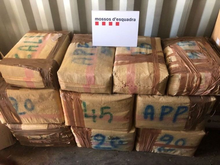 Detenido en Ampolla con casi una tonelada de hachís y cocaína