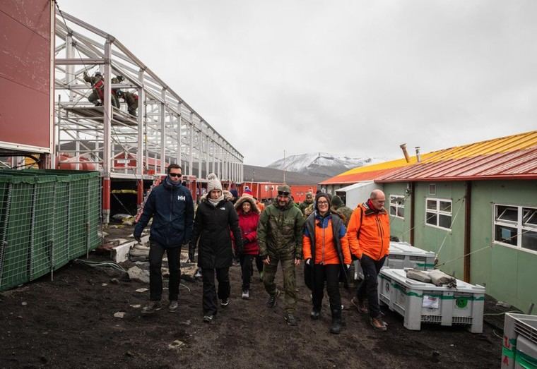Diana Morant supervisa la construcción de un nuevo laboratorio en la Base Antártica Española