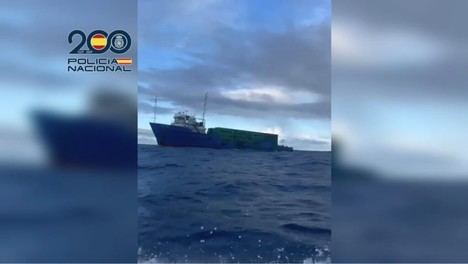 Interceptan un barco a 600 millas de Canarias con 6.500 kilos de cocaína a bordo