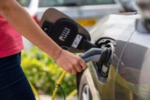 Gobierno español lanza plan para crear red de recarga eléctrica y combustibles alternativos