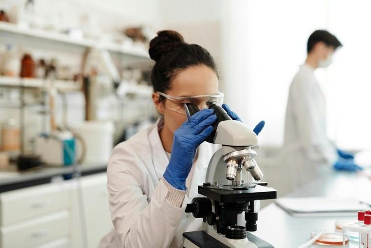 El Gobierno destina 296 millones para I+D biomédica en 2024