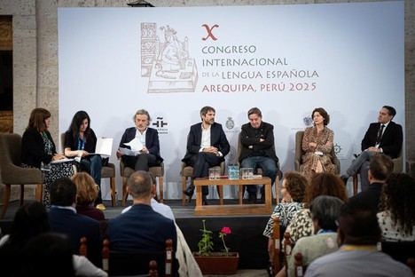 Ministro de Cultura dialoga con editores en Congreso de la Lengua Española en Arequipa