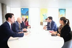 Óscar López y CEO de Oracle discuten colaboración en tecnología y nube en España