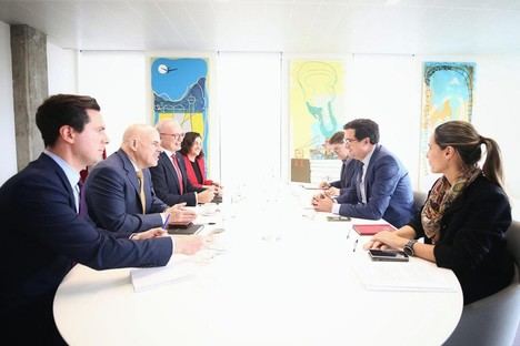 Óscar López y CEO de Oracle discuten colaboración en tecnología y nube en España