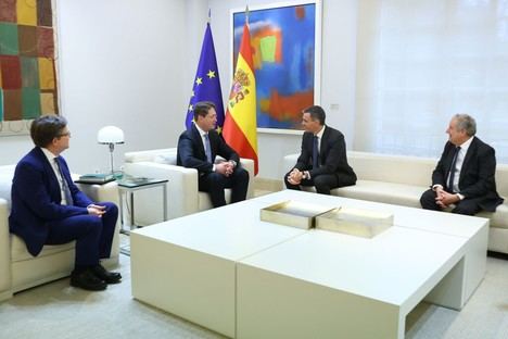 Sánchez y Källenius discuten la transición verde del sector automotriz en Europa