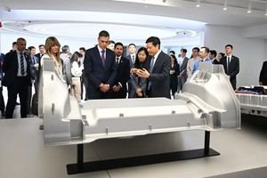 Sánchez se reúne con el CEO de Xiaomi en Pekín para fomentar la cooperación tecnológica