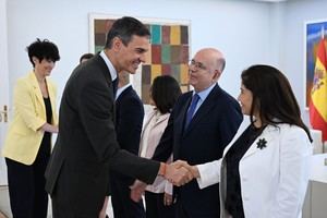 Sánchez se reúne con migrantes regularizados y organizaciones en Moncloa