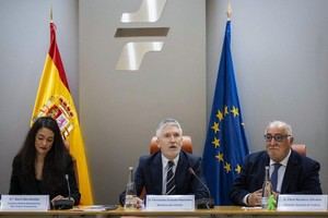 Uno de cada tres peatones admite no prestar atención adecuada al cruzar un paso señalizado