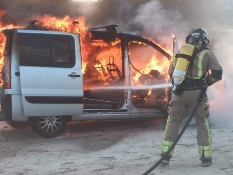 Incendio de vehículo frente a un restaurante en Molina de Segura es controlado por bomberos