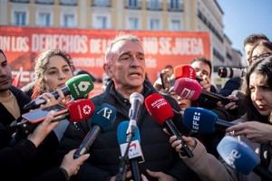 Enrique Santiago alerta sobre el riesgo de que PP y Vox perjudiquen a pensionistas y trabajadores
