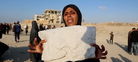 Mujeres de Gaza arriesgan sus vidas en busca de alimentos amid la crisis humanitaria