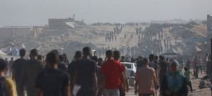 Crisis en Gaza: La gente busca comida en el suelo por desesperación y hambruna