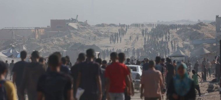 Crisis en Gaza: La gente busca comida en el suelo por desesperación y hambruna