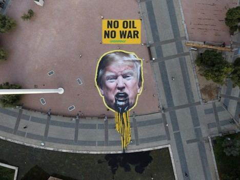 Greenpeace exhibe pancarta gigante de Trump vomitando petróleo para exigir el fin de los combustibles fósiles