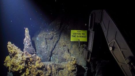Greenpeace protesta a 2.300 metros de profundidad en el Ártico por la protección de los océanos