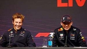 Verstappen entusiasta por su nuevo compañero Lawson en Red Bull para 2025