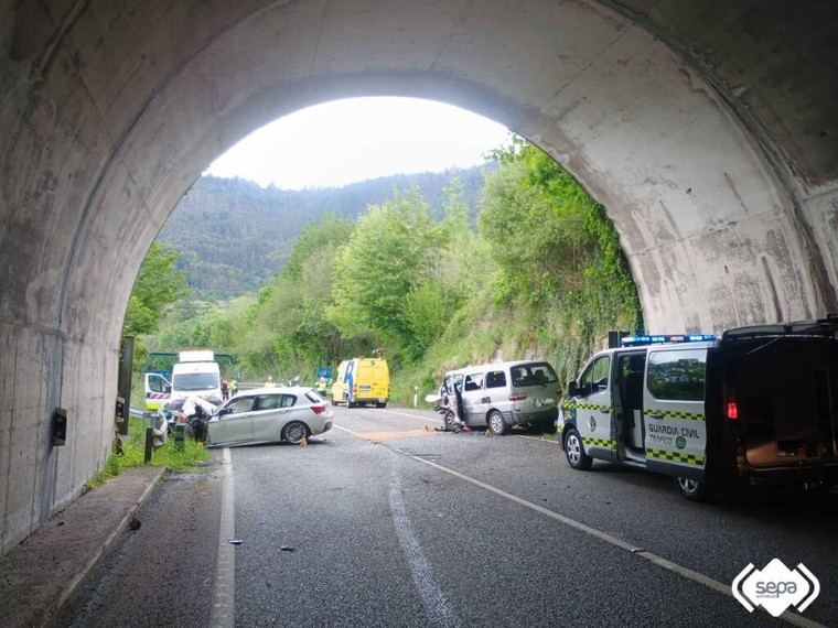Once heridos en choque de vehículos en Piloña