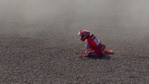 Bezzecchi y Márquez protagonizan un choque en la primera vuelta del GP de Indonesia