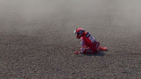 Bezzecchi y Márquez protagonizan un choque en la primera vuelta del GP de Indonesia