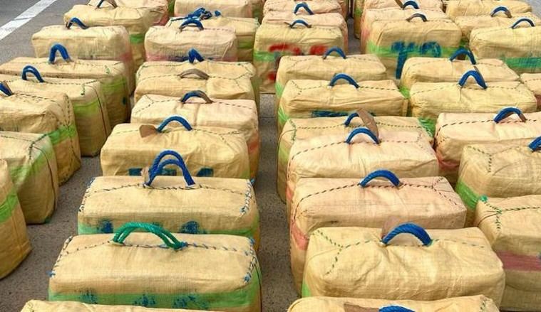 Detenido un velero con cocaína cerca de Canarias tras incendio a bordo