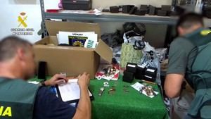 La Guardia Civil desmantela una red de falsificación en Granada con más de 8.200 artículos intervenidos